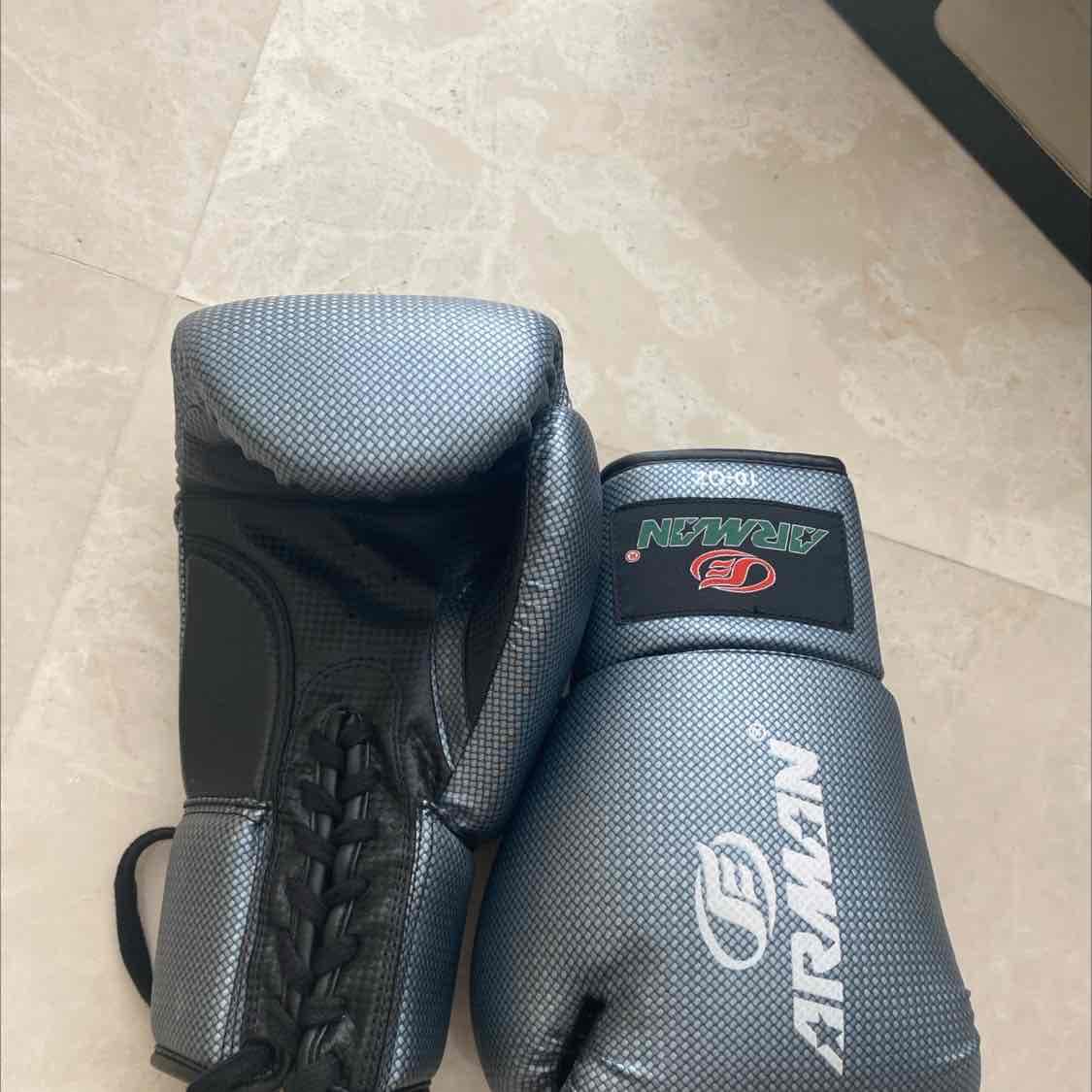 قفازات ملاكمه. 