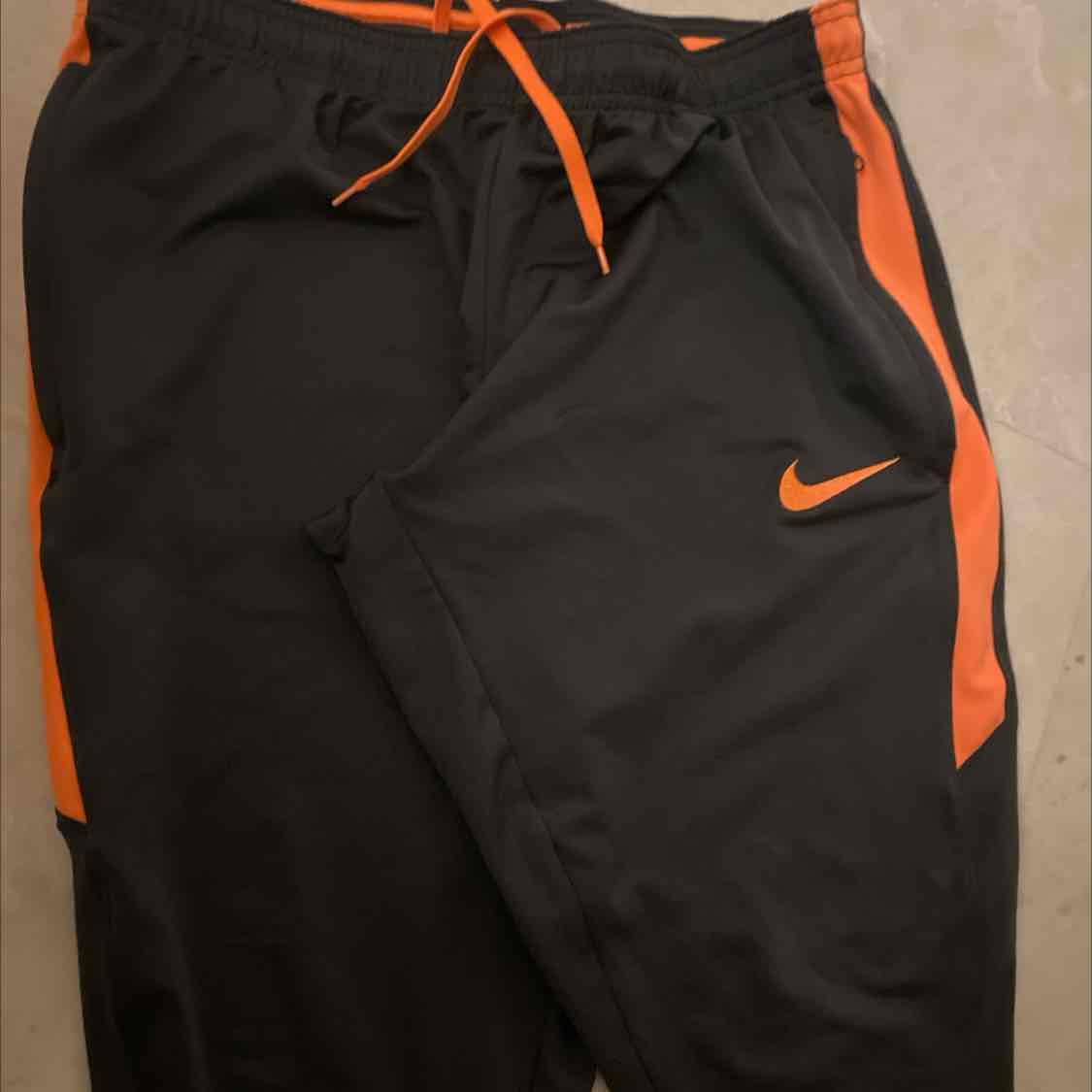 شورت نايكي  للرجال مقاس Xl.  ل الرياضه  والسباحه اللون برتقالي ب اللون الرمادي مع البرتقالي.  