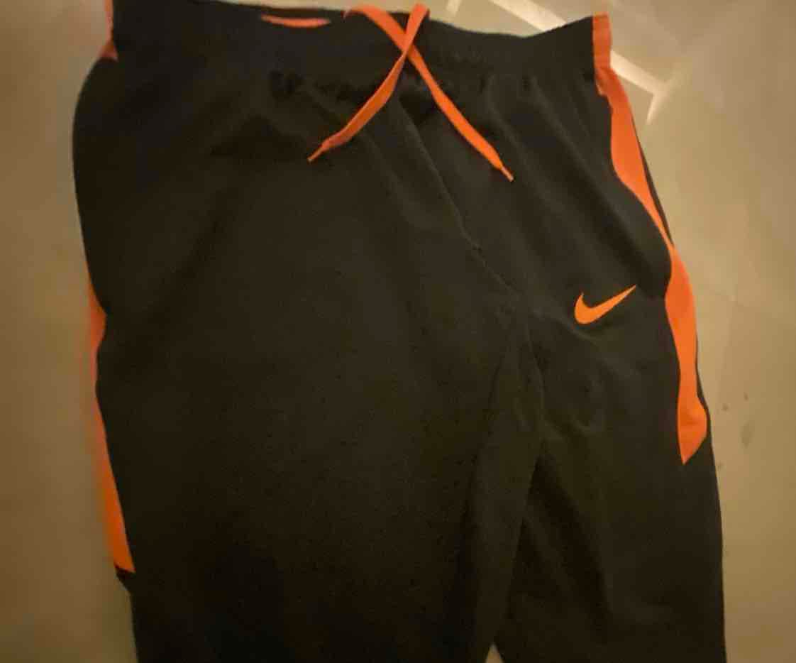 شورت نايكي  للرجال مقاس Xl.  ل الرياضه  والسباحه اللون برتقالي ب اللون الرمادي مع البرتقالي.   — 3