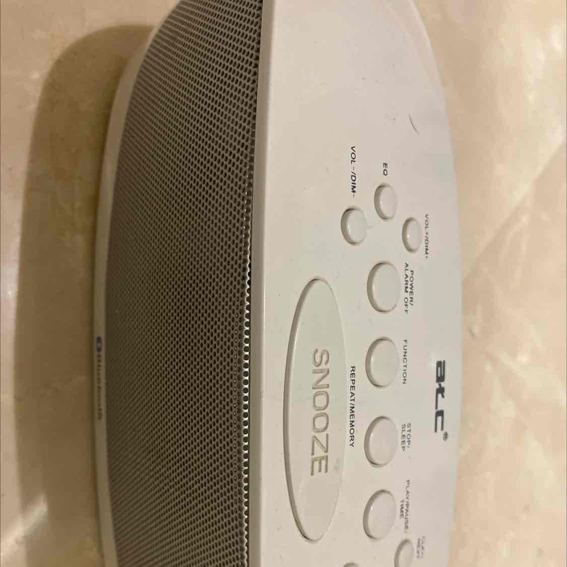 راديو متنقل ومكبر صوت مع Usb  و بلوتوث  جديد. 