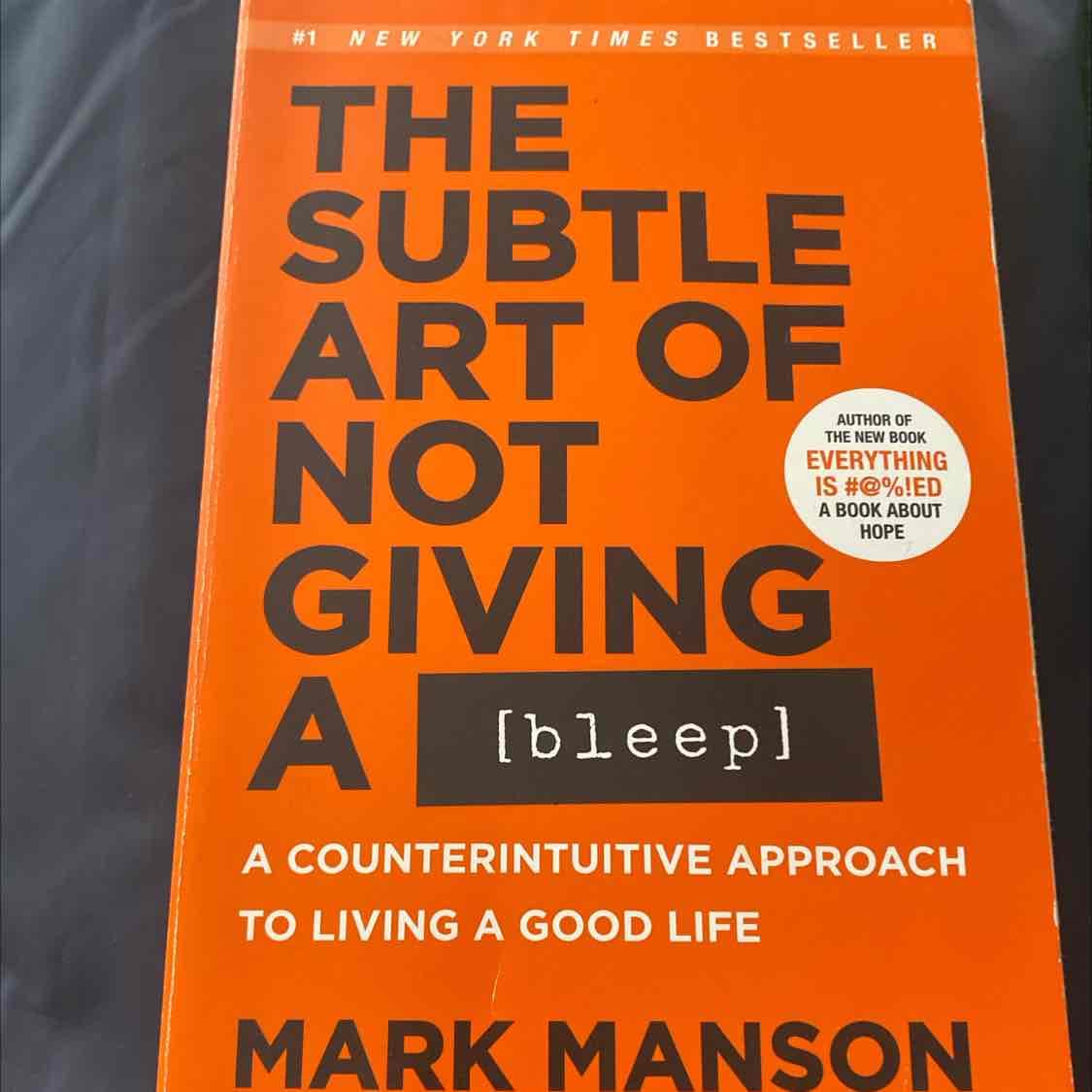 كتاب  فن اللامبالاة بقلم مارك مانسون.  