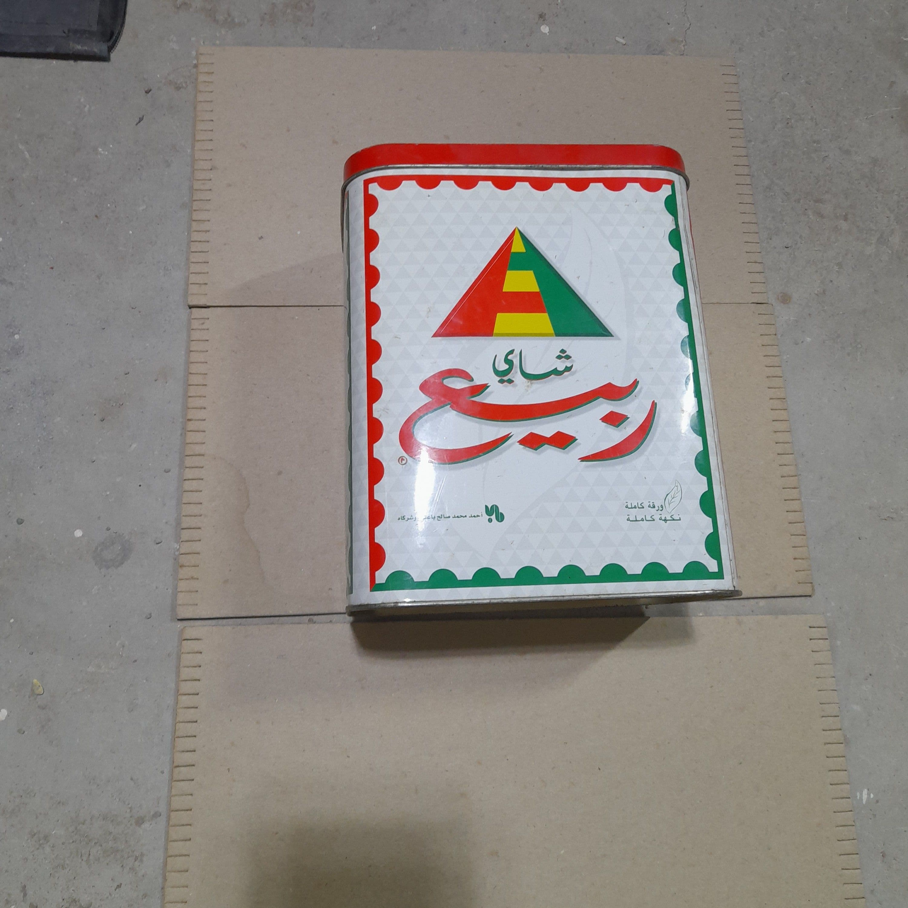 علبة شاي ربيع قديمة