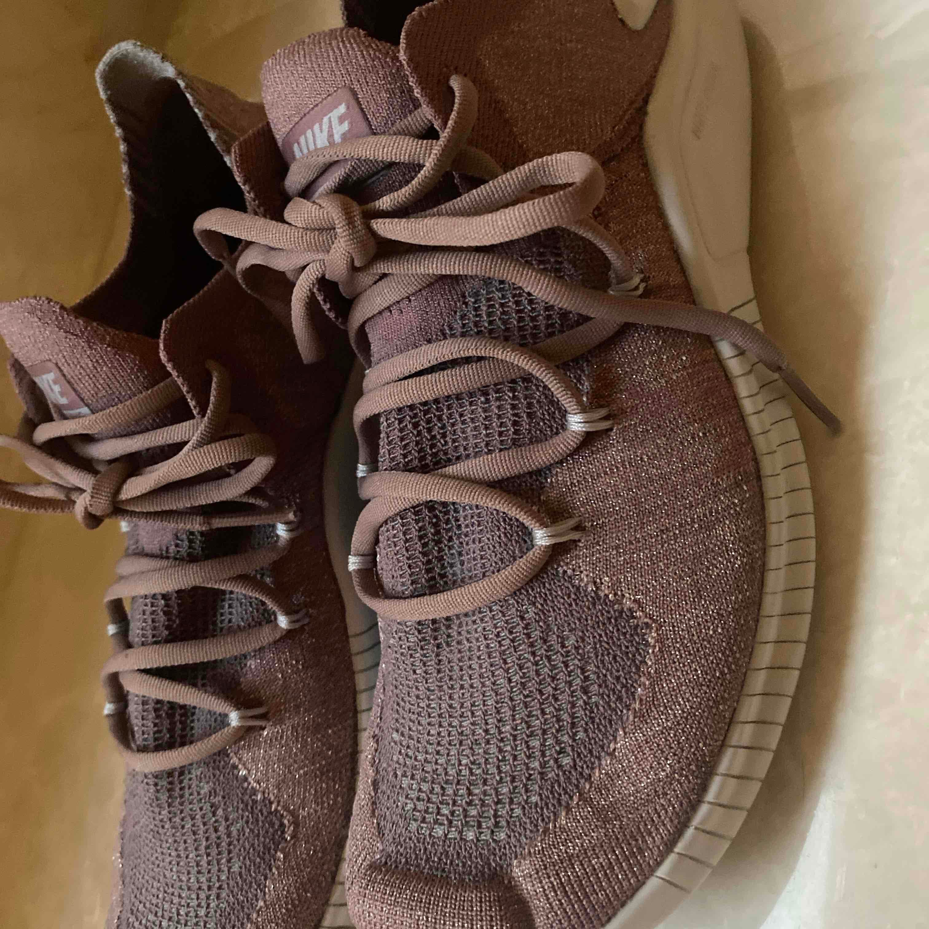 حذاء رياضي للنساء ب اللون البنفسجي والفضي.  Nike