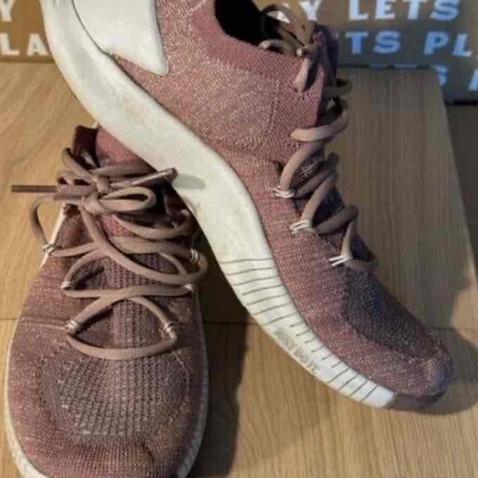 حذاء رياضي للنساء ب اللون البنفسجي والفضي.  Nike — 2