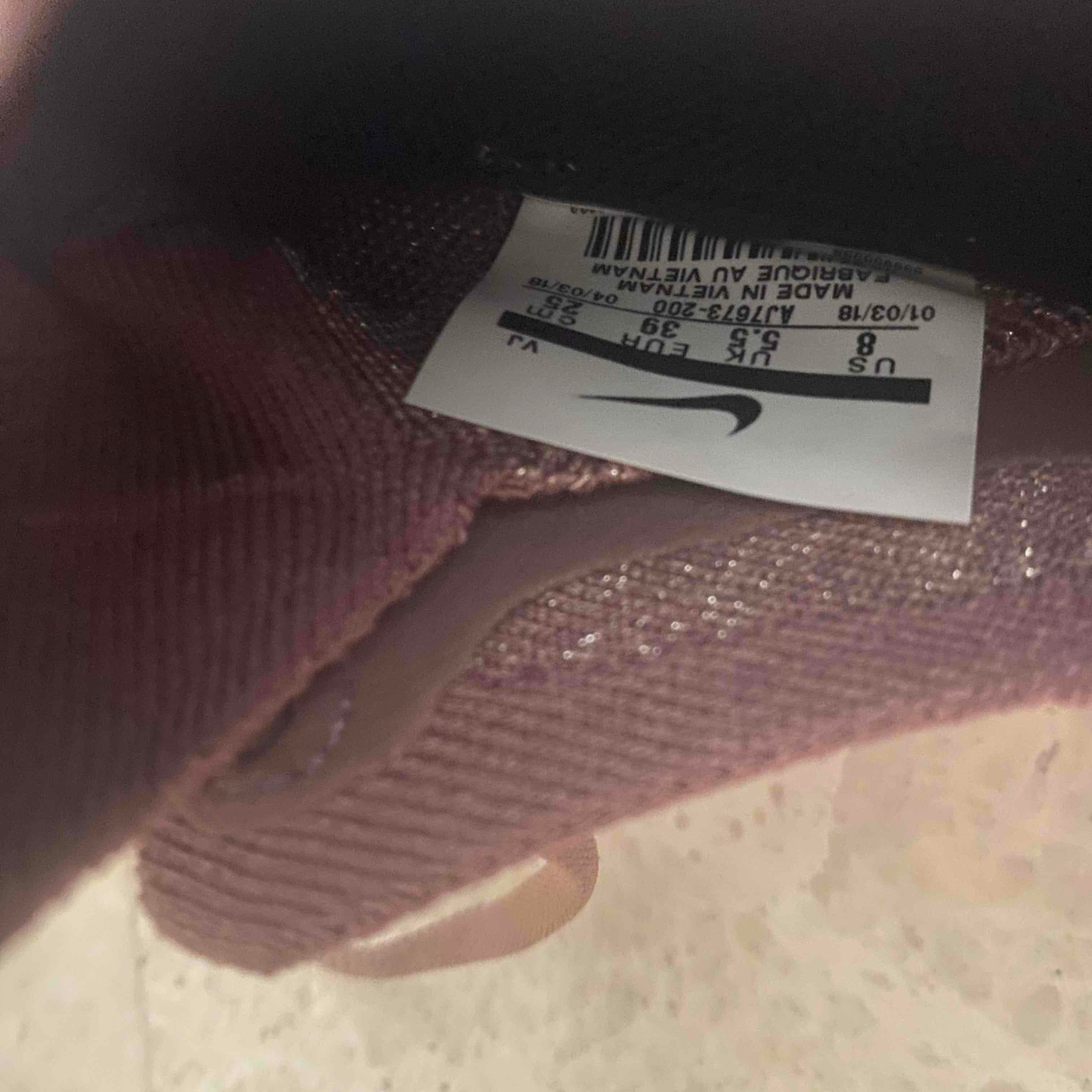 حذاء رياضي للنساء ب اللون البنفسجي والفضي.  Nike