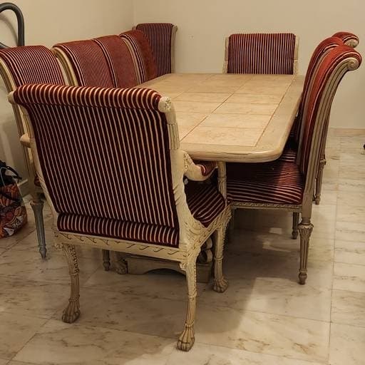 طاولة طعام مع ١٠ كراسي