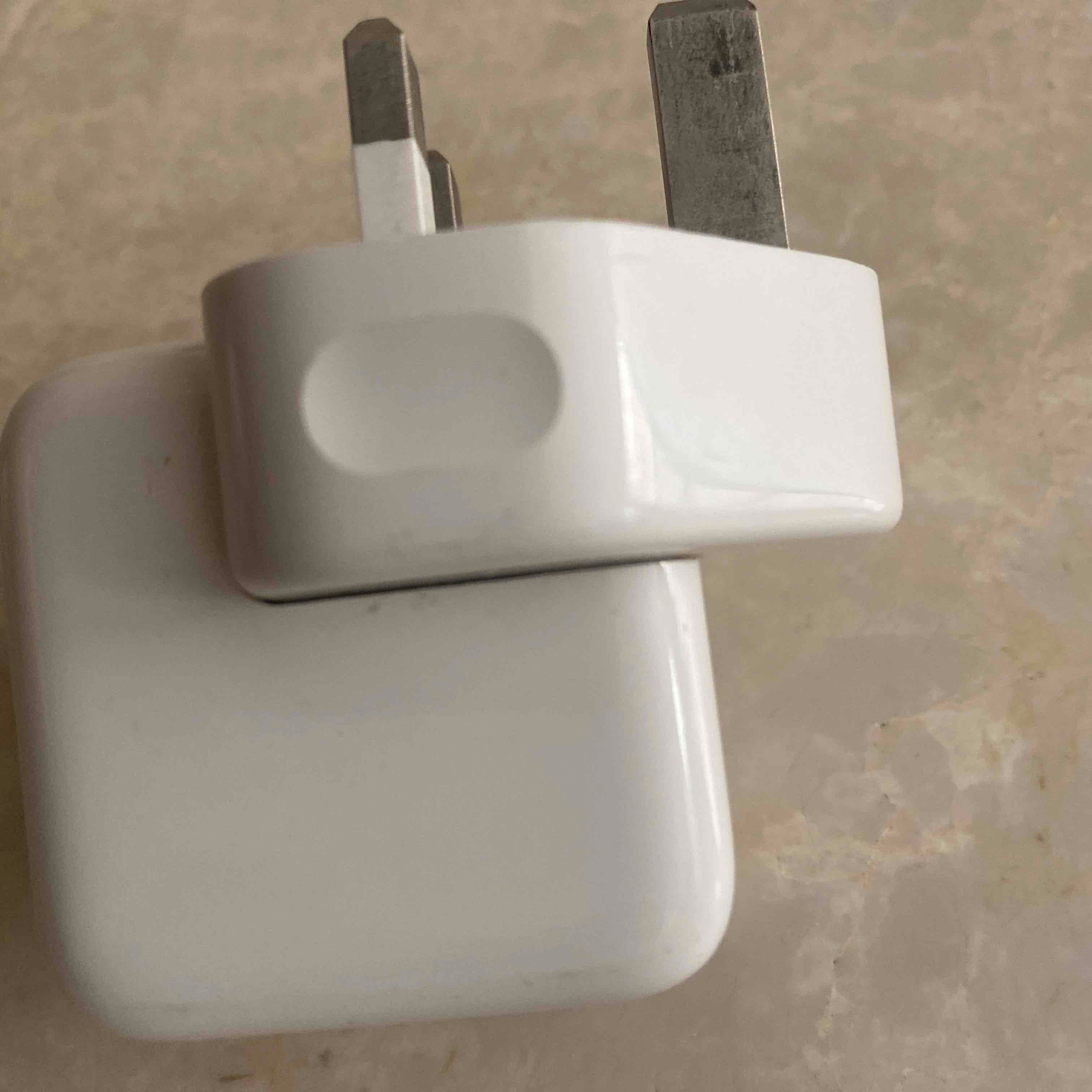 شاحن Apple. اصلي. بقوة 12 وات     Usb.  