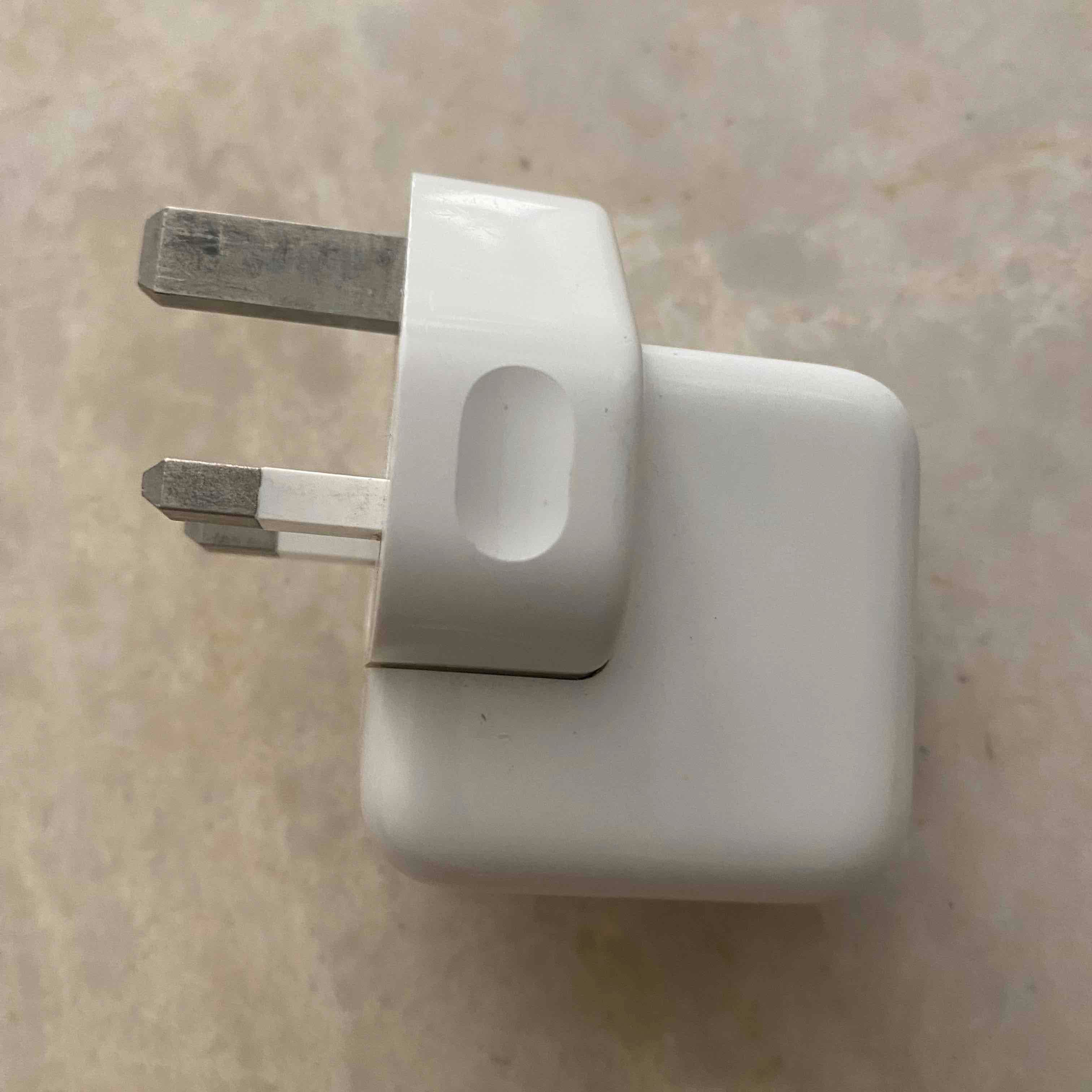 شاحن Apple. اصلي. بقوة 12 وات     Usb.  