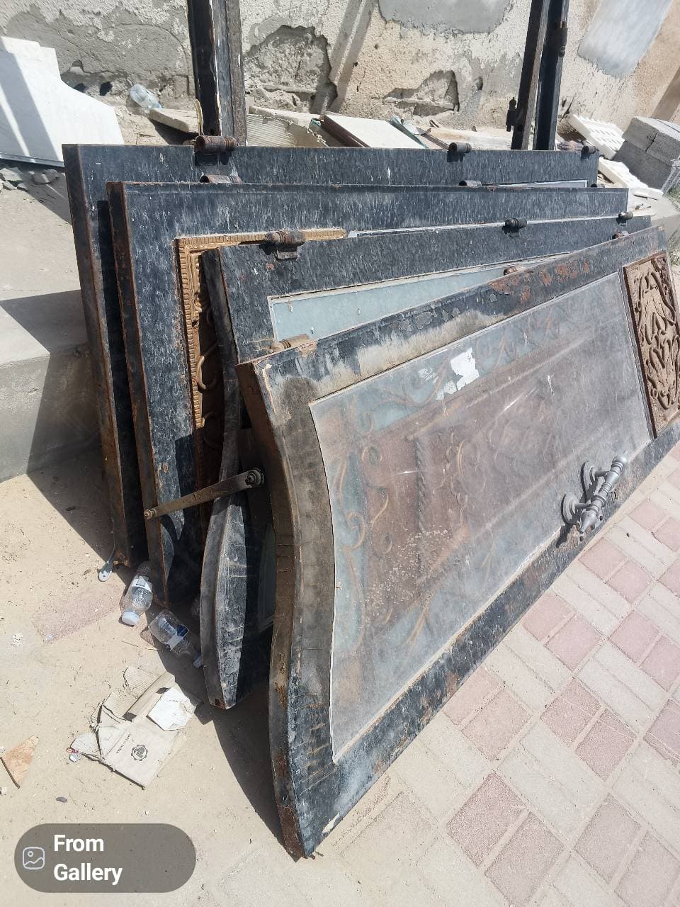 عدد 2باب حوش حديد متين مع الزجاج