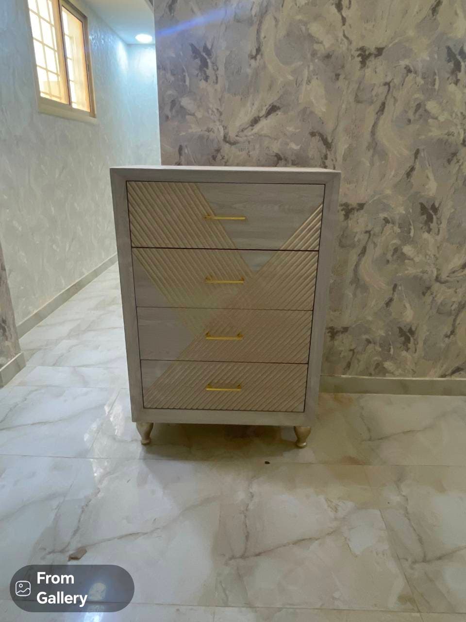 غرفة نوم سرير طاولة مزهرية — 2