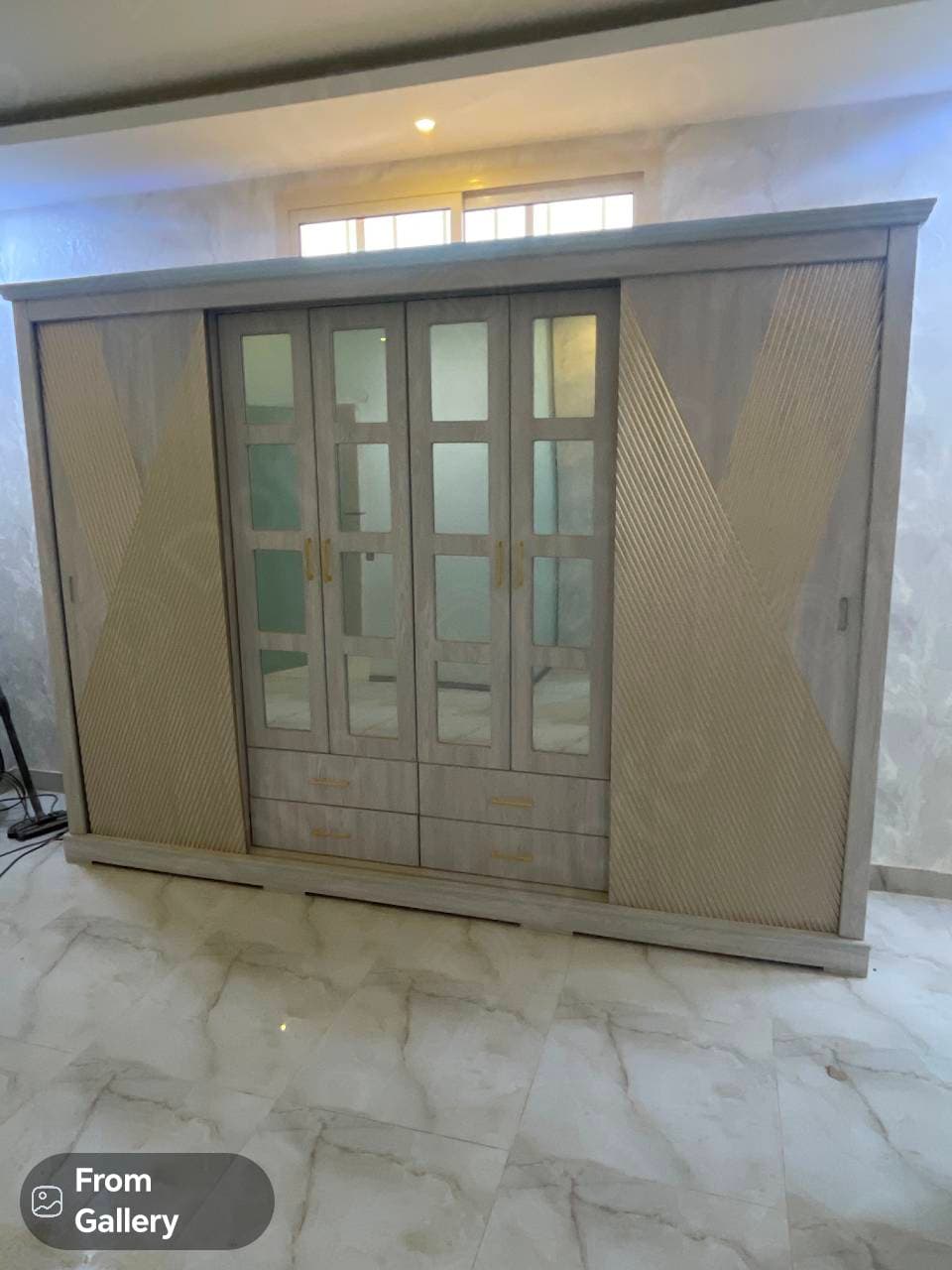 غرفة نوم سرير طاولة مزهرية — 3