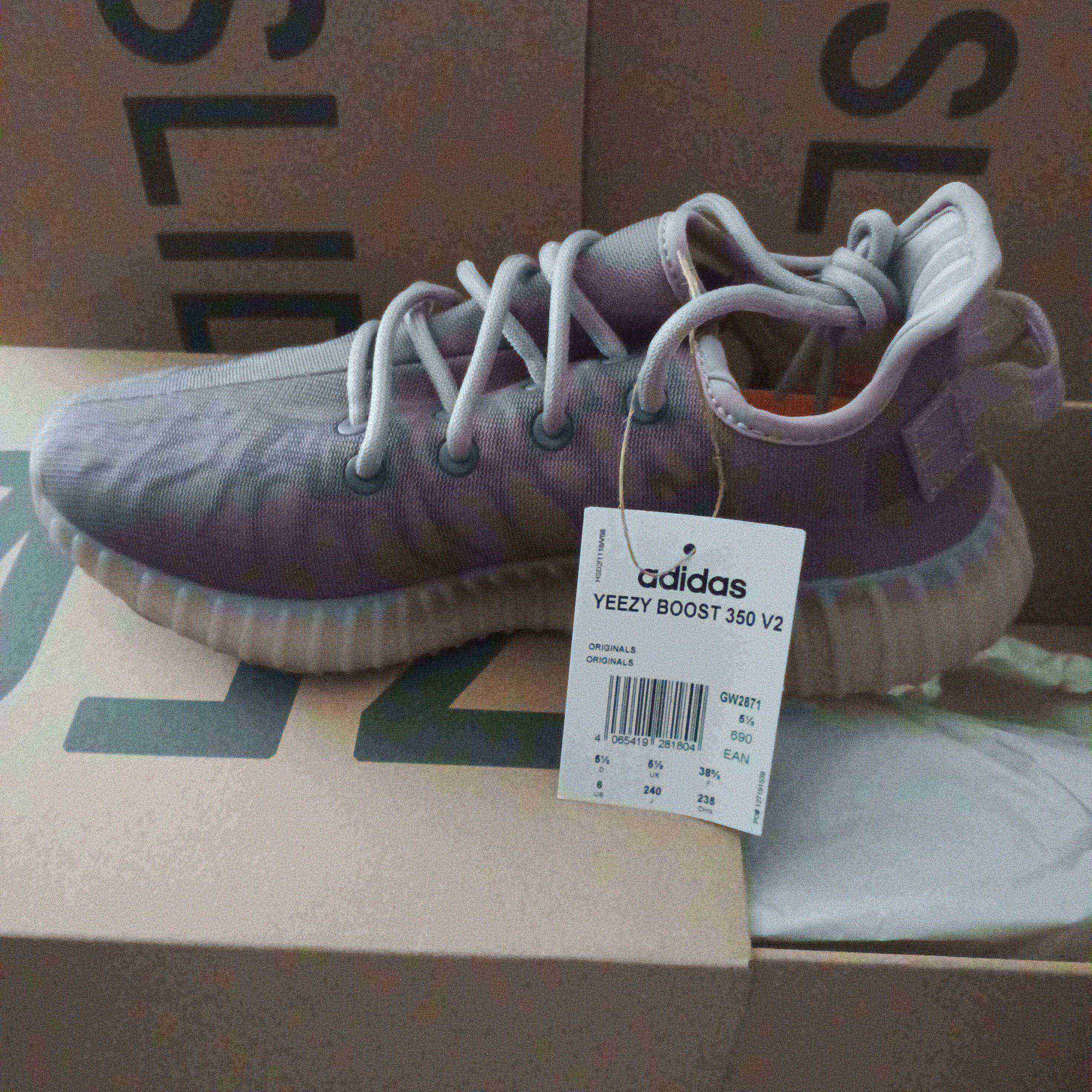 Yeezy 350 Monmis Size 6Us (38.2/3)